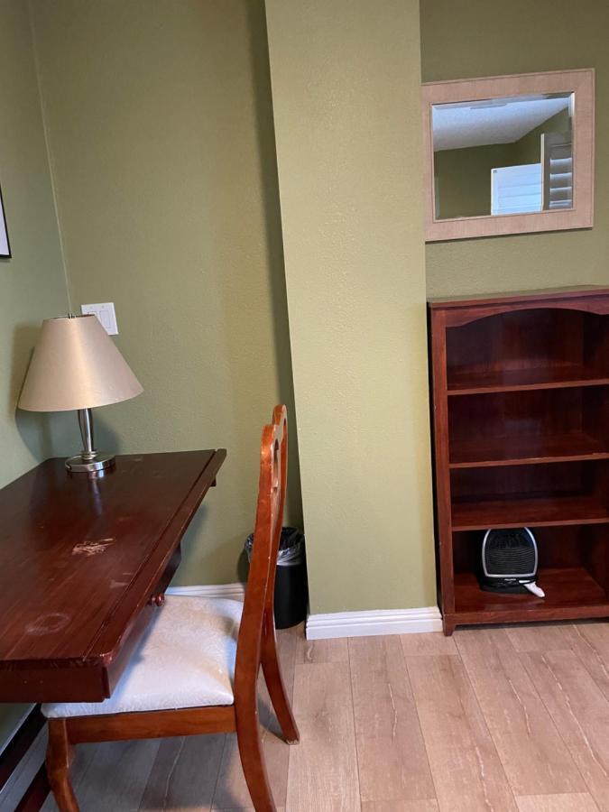 Private In Angeles With Ac, Wifi, Smart Tv, Work Desk Near Sofi Stadium Habitación en casa particular